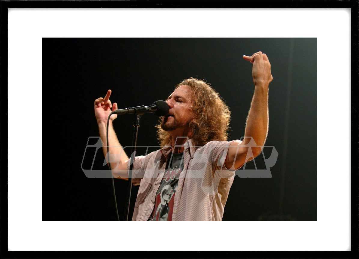 PEARL JAM - singer Eddie Vedder performing live at DatchForum Assago Milan Italy -17 Sep 2006. Photo: © Fabio Diena/IconicPix