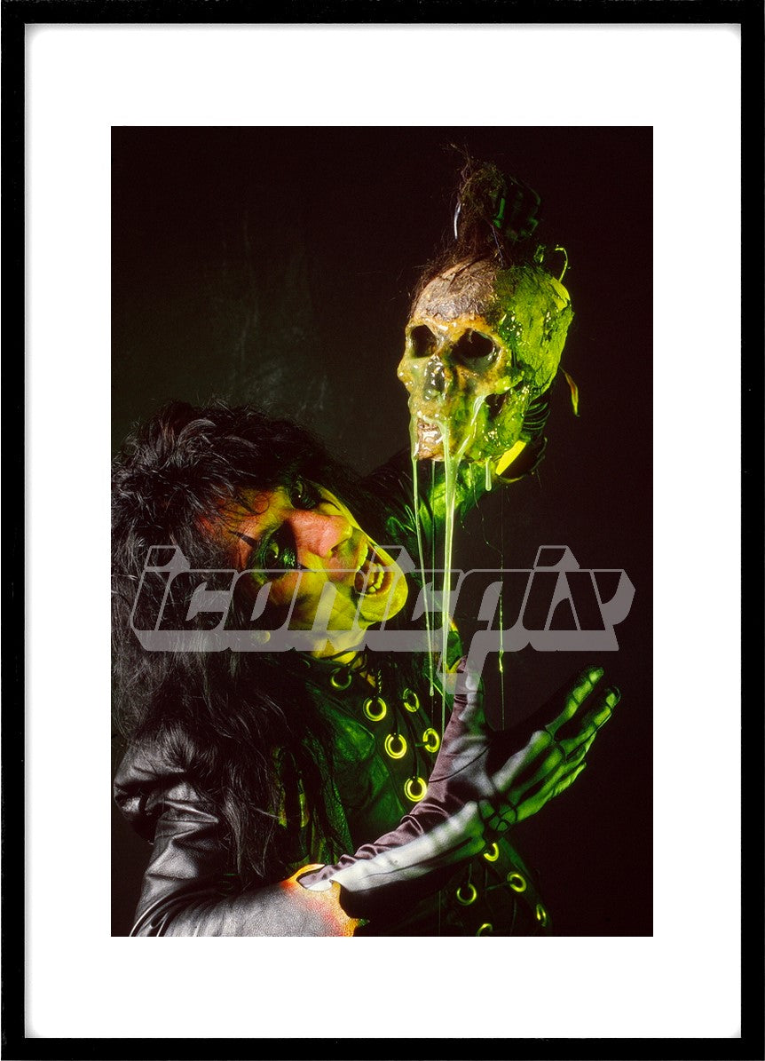 ALICE COOPER - Exclusive photosession for the cover of Kerrang! Magazine in London UK -  Sep 1987. © Pete Cronin/IconicPix