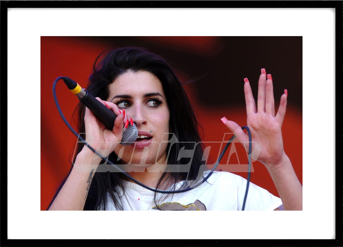 AMY WINEHOUSE - performing live at the Cornetto Free Music Festival in the Piazza Del Duomo Milano, Italy - 30 May 2004.  Photo: © Fabio Diena/IconicPix
