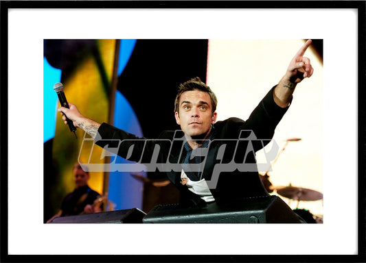 ROBBIE WILLIAMS - performing live at Live 8 Make Poverty History held in Hyde Park, London UK - 02 Jul 2005. Photo: © George Chin/IconicPix